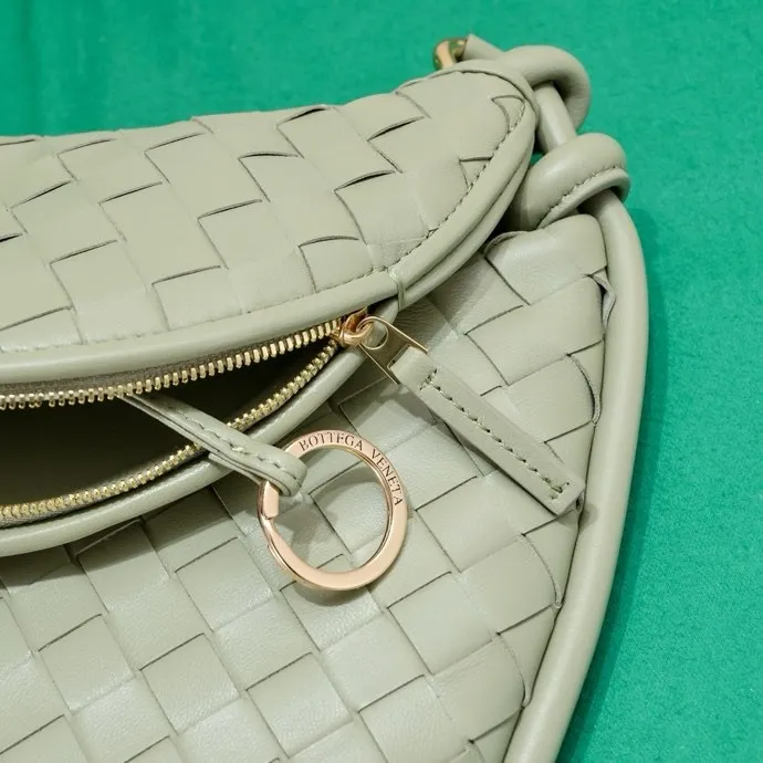 Batch 1860 Bv Shu Qi's same "Gemelli" twin bag 👇 Locked in advance 24 years of hot style 💕 Gemelli is paired with two half-moon shaped bags, matched with the brand's iconic intrecciato woven sheepskin, equipped with a detachable tubular handle, which can be used as a clutch, on the shoulder or by flipping the small crescent moon as a handle, or as a long shoulder strap 🉑️ crossbody The dual design has a personalized yet charming attitude, and the eye-catching visual impact brings an elegant and fashionable feeling. It is a bag worth buying💥 Size: 36x25x10, Model: 4281#